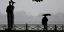 Άνδρας με ομπρέλα στη λίμνη Παμβώτιδα στα Ιωάννινα