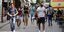 Πολίτες περπατούν με μάσκα για τον κορωνοϊό