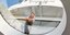 ο Δανός αρχιτέκτονας Μπγιάρκε Ίνγκελς ποζάρει στο πολυτελές πλωτό σπίτι του 