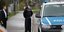 Αστυνομικός στη Γαλλία πλάι σε περιπολικό