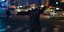 Αστυνομικός σταματά για έλεγχο οχήματα για τα μέτρα κατά του κορωνοϊού