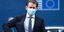Ο Αυστριακός Καγκελάριος Σεπάστιαν Κουρτς με σακάκι  και γραβάτα και μάσκα για τον κορωνοϊό
