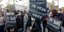 Πολίτες στη Γαλλία διαδηλώνουν στη μνήμη του καθηγητής Σαμουέλ Πατί που βρέθηκε αποκεφαλισμένος σε προάστιο του Παρισιού