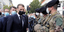 Ο Γάλλος πρόεδρος Εμανουέλ Μακρόν με μάσκα στη Νίκαια μπροστά σε δυνάμεις του στρατού
