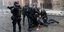 Αστυνομικοί στην Πράγα συλλαμβάνουν διαδηλωτή κατά τη διάρκεια διαδηλώσεων ενάντια στο lockdown στην Τσεχία
