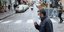 Γάλλος πολίτης με μάσκα για τον κορωνοϊό στο Παρίσι