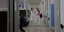 Γιατρίνες περπατούν σε διάδρομο νοσοκομείου στην Κολομβία
