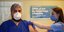 Γιατρός κάνει εμβόλιο σε ασθενή στην Τουρκία