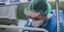 Γιατρός φροντίζει διασωληνωμένο με κορωνοϊό ασθενή στο νοσοκομείο «Σωτηρία»