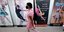 Γυναίκα με μάσκα περνά μπροστά από αφίσες για παραστάσεις μπαλέτου