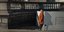 Γυναίκα στέκεται όρθια σε δρόμο στην Στοκχόλμη