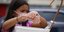 Μαθήτρια σχολείου στη Νέα Υόρκη πλένει σχολαστικά τα χέρια της