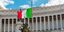 Ιταλική σημαία μπροστά από μνημείο