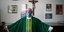 Καθολικός ιερέας με μάσκα για τον κορωνοϊό