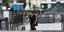 Κορωνοϊός μια ηλικιωμένη γυναίκα βγαίνει από σταθμό του μετρό στο κέντρο της Αθήνας