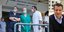 Κορωνοϊός: Γιατροί και νοσηλευτές έξω από νοσοκομείο, φορώντας μάσκες