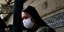 Γυναίκα με μάσκα προστασίας από τον κορωνοϊό