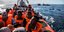 Μετανάστες σε βάρκα με σωσίβια
