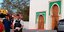Αστυνομικοί και άνδρες της πυροσβεστικής έξω από τζαμί στη Γαλλία