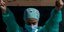 Νοσοκόμα με μάσκα και στολή διαμαρτύρεται για τις συνθήκες εργασίας εν μέσω κορωνοϊού στην Ισπανία