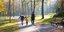 Οικογένεια περπατάει σε πάρκο