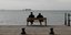 Ηλικιωμένοι σε παγκάκι στην παραλία Θεσσαλονίκης μετά την επιβολή νέων μέτρων για τον κορωνοϊό