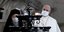 Ο Πάπας Φραγκίσκος ανάβει κερί φορώντας μάσκα υπό το βλέμμα του Βαρθολομαίου