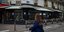 Γυναίκα έξω από κλειστό καφέ στο Παρίσι
