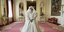 Η Έμα Κόριν στον ρόλο της πριγκίπισσας Νταϊάνα με το θρυλικό νυφικό για την τέταρτη σεζόν του The Crown 
