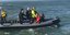 Σκάφος μεταφέρει στην στεριά άνδρα που πήδηξε από ελικόπτερο στη θάλασσα