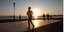 Κάτοικος Θεσσαλονίκης τρέχει στη παραλιακή ηλιοβασίλεμα