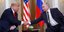 Ο Αμερικανός πρόεδρος Ντόναλντ Τραμπ δίνει το χέρι του στον Ρώσο ομόλογό του Βλαντιμίρ Πούτιν