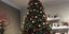 Χριστουγεννιάτικο δέντρο με πολύχρωμες μπάλες