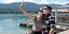 Ζευγάρι βγάζει selfie σε λίμνη της Αυστρίας με μάσκα για τον κορωνοϊό