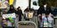 Καταναλωτές αποχωρούν με γεμάτα καρότσια από σουπερμάρκετ στο Μπέρμιγχαμ