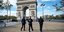 Γάλλοι αστυνομικοί περιπολούν στην Αψίδα του Θριάμβου στο Παρίσι