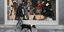 επίδομα: Μια κοπέλα περπατά με τον σκύλο της στην Ερμού
