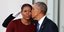 Ο Μπάρακ Ομπάμα φιλά στο μάγουλο την Μισέλ Ομπάμα