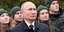 Ο Ρώσος πρόεδρος Βλαντιμίρ Πούτιν με καμπαρτίνα και γραβάτα κοιτάζει ψηλά 