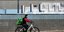 Ποδηλάτης κάνει ντελίβερι στη Λισαβόνα, φορώντας μάσκα για τον κορωνοϊό 