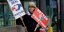 Διαδηλωτής με πλακάτ κατά του Brexit στη Βρετανία