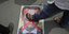 Μουσουλμάνος διαδηλωτής πατά την εικόνα του Γάλλου προέδρου, Εμανουέλ Μακρόν