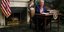 Ο Αμερικανός πρόεδρος Ντόναλντ Τραμπ κάθεται σε ένα μικροσκοπικό γραφείο