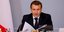 Ο Γάλλος πρόεδρος Εμανουέλ Μακρόν με σακάκι και γραβάτα στο γραφείο του στο Ελιζέ