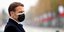 Ο Γάλλος πρόεδρος Εμανουέλ Μακρόν με μαύρο σακάκι και μάσκα