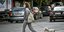 120 δόσεις: Μια γυναίκα βγάζει βόλτα τον σκύλο της στην Αθήνα