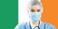 γυναίκα γιατρός με μάσκα και πίσω η σημαία της Ιρλανδίας