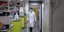 Άνδρας με στολή γιατρού και μάσκα σε κλινική στη Βρετανία