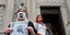 Πολίτες στο Μπέργκαμο της Ιταλίας κρατούν τις εικόνες συγγενών τους, θυμάτων του κορωνοϊού