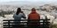 Ζευγάρι στο Λυκαβηττό με θέα την Ακρόπολη και το Σαρωνικό εν μέσω lockdown